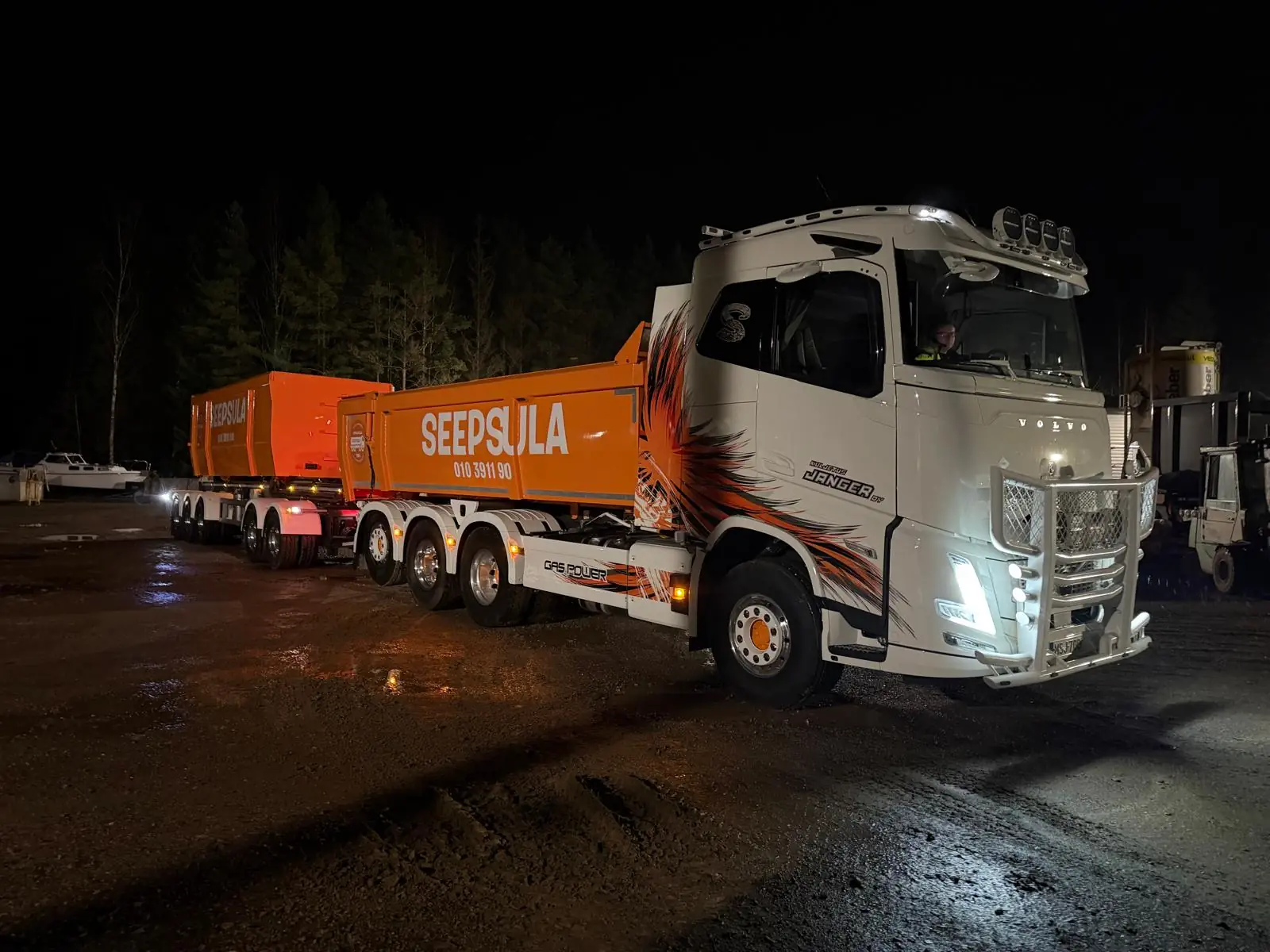 Kuljetus Janger Oy:n kaasukäyttöinen Volvo FH -kasettiyhdistelmä