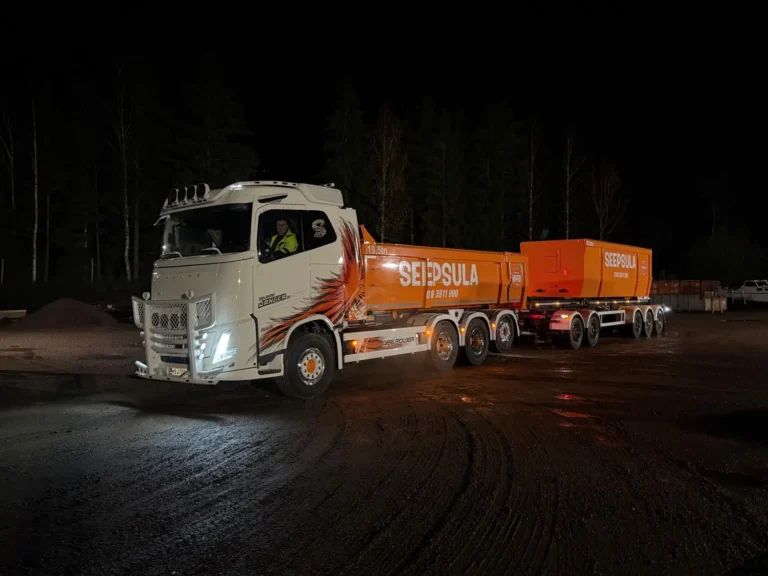 Kuljetus Janger Oy:n kaasukäyttöinen Volvo FH -kasettiyhdistelmä